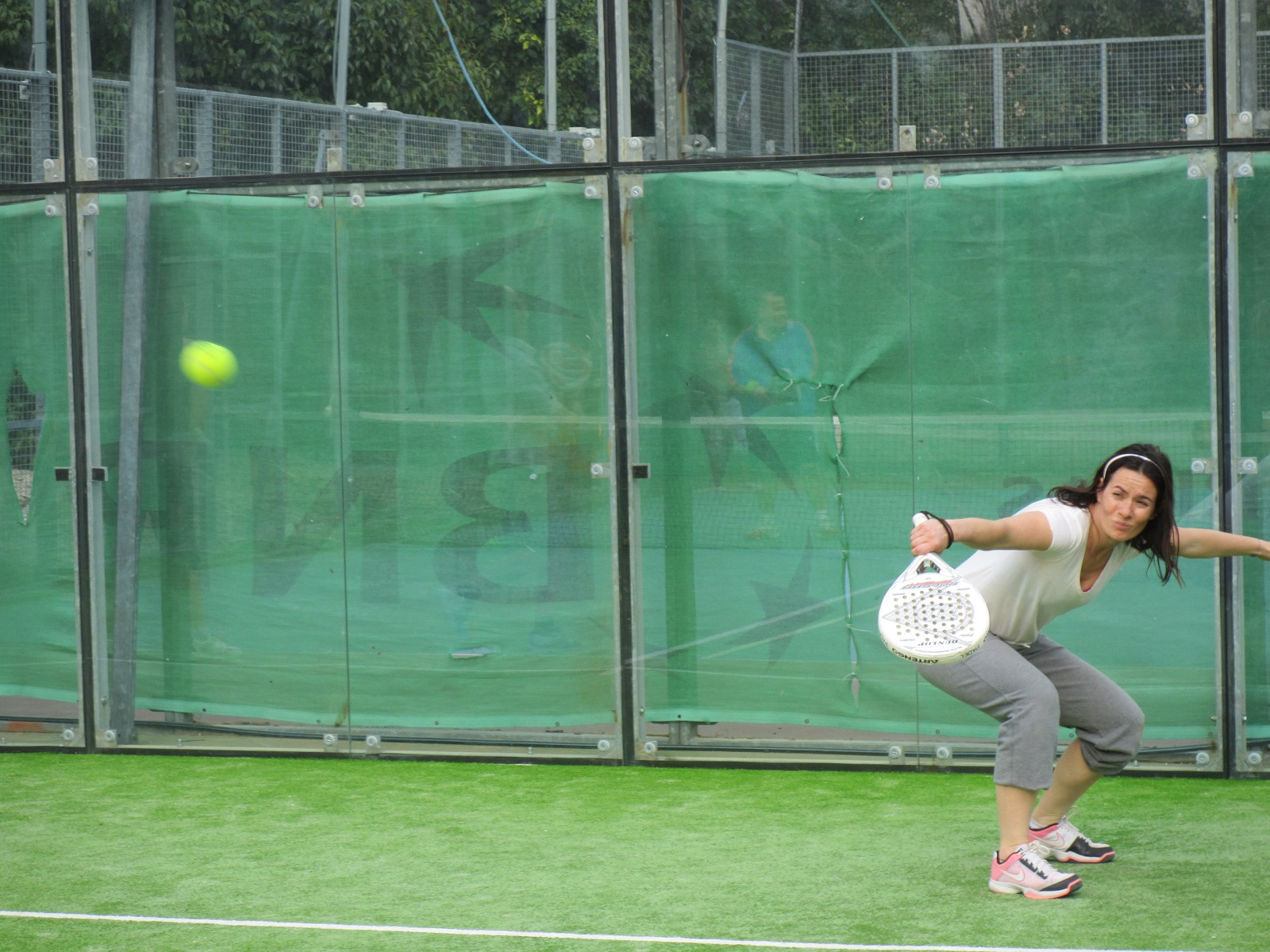 Un segundo corto de padel en el Club de Tenis de Marsella