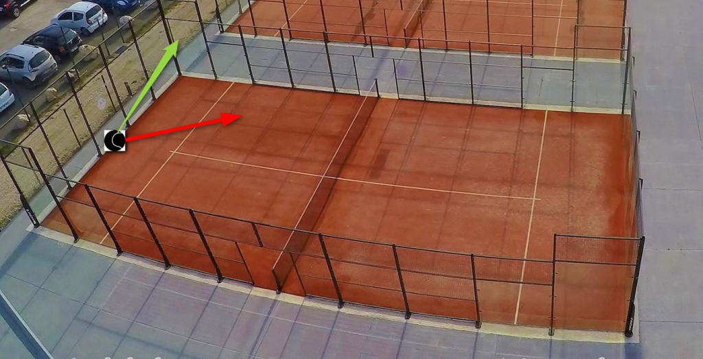 PIŁKA PADEL w rogu między podłogą a szkłem