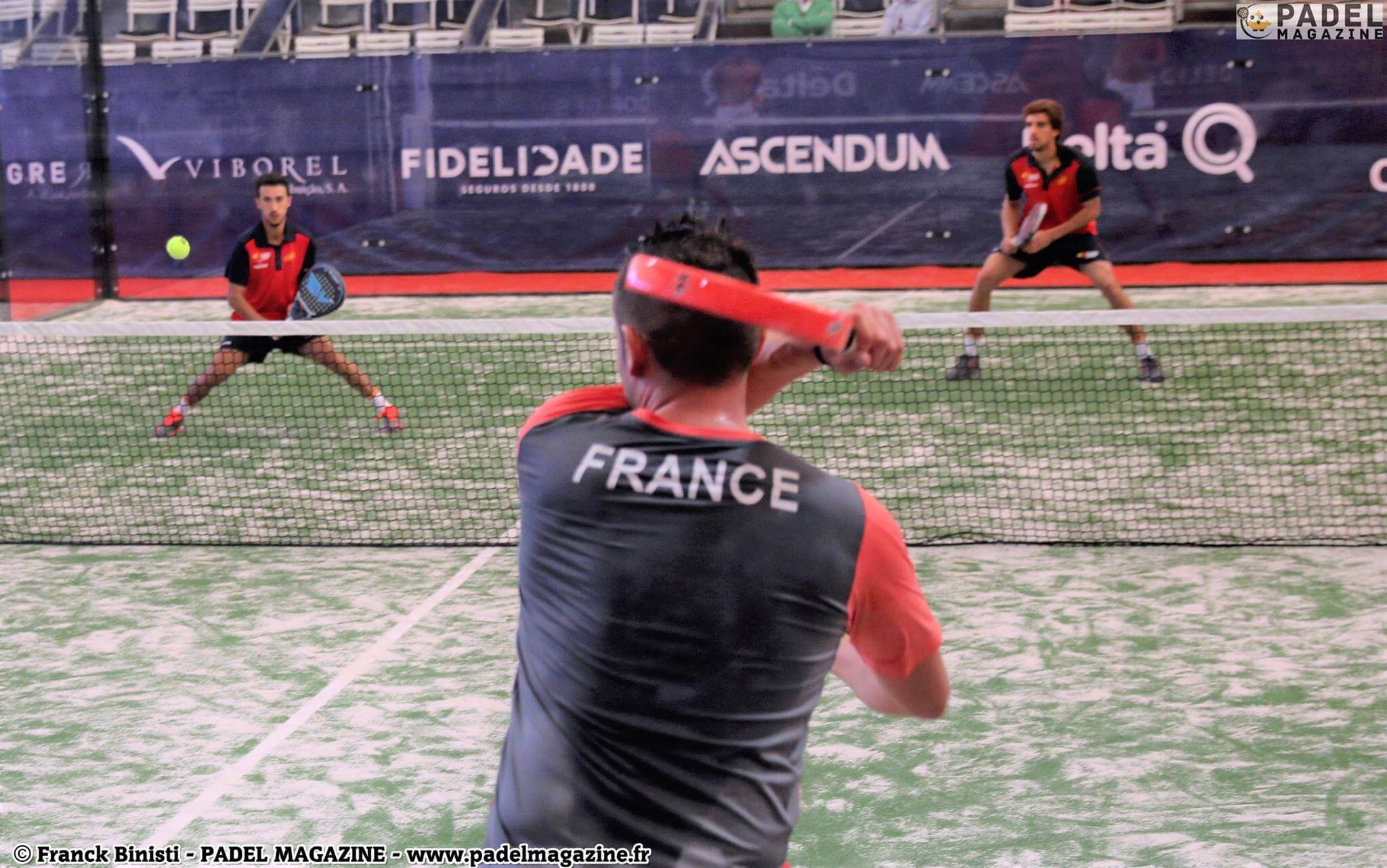 フランスは世界選手権にボールを開きます padel チーム2016