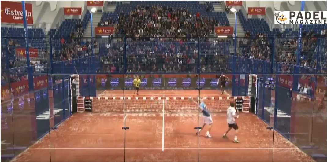 Au padel, le joueur de gauche pique des balles