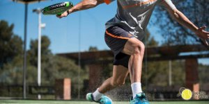 servir à l'australienne au padel