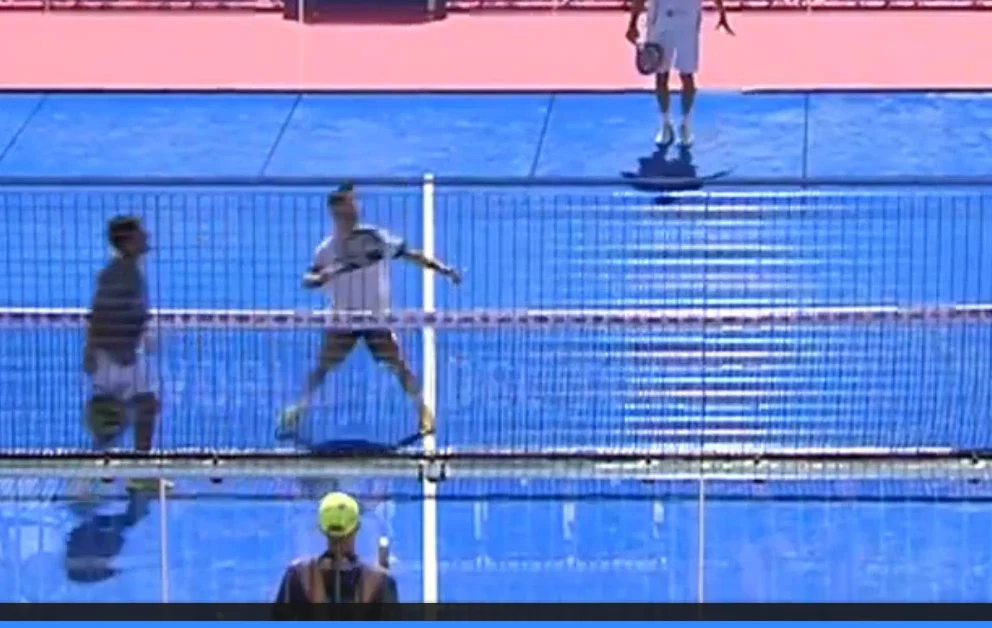 Avez-vous déjà vu un smash de revers comme ça ?