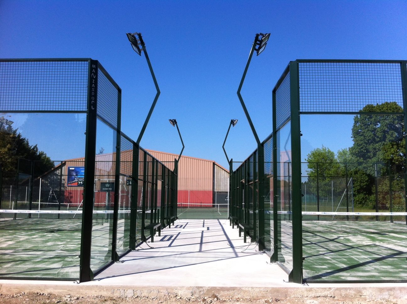 Tennis Club de Lyon erbjuder 2 paddelbanor