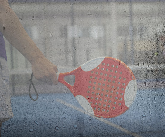 Comment jouer au padel lorsque les vitres sont humides ?