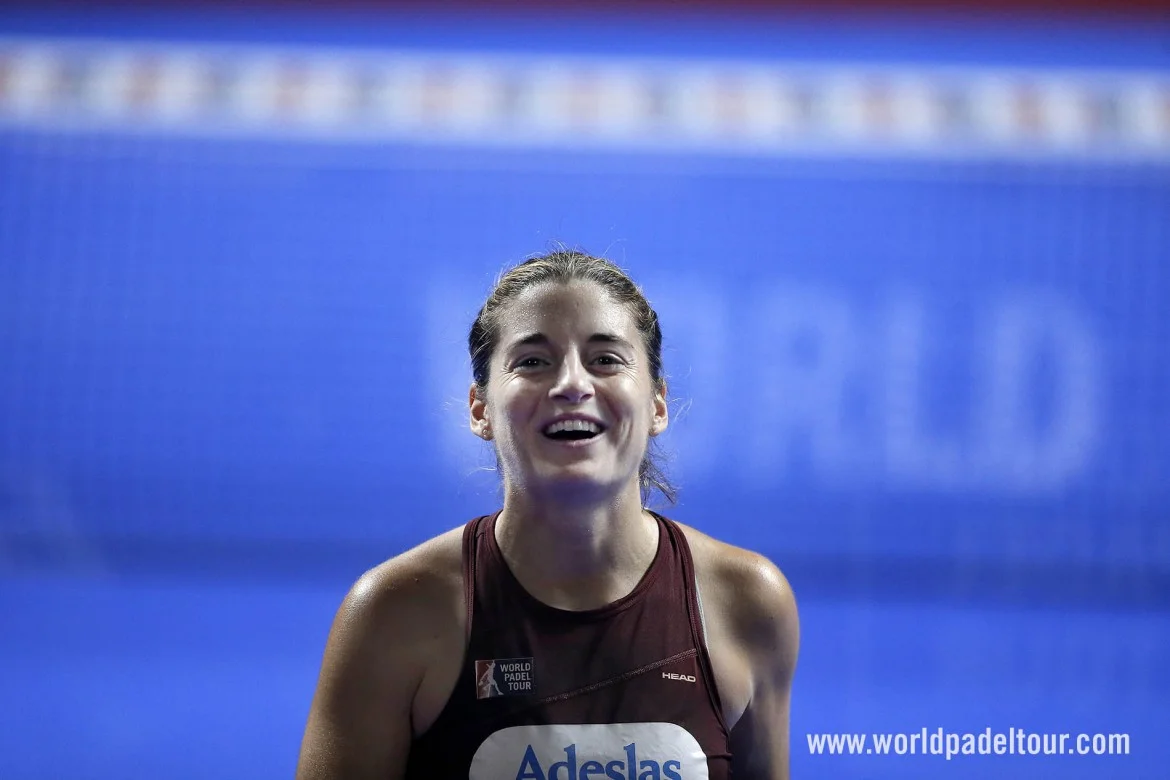 Alejandra Salazar prendre du plaisir sur le terrain de padel