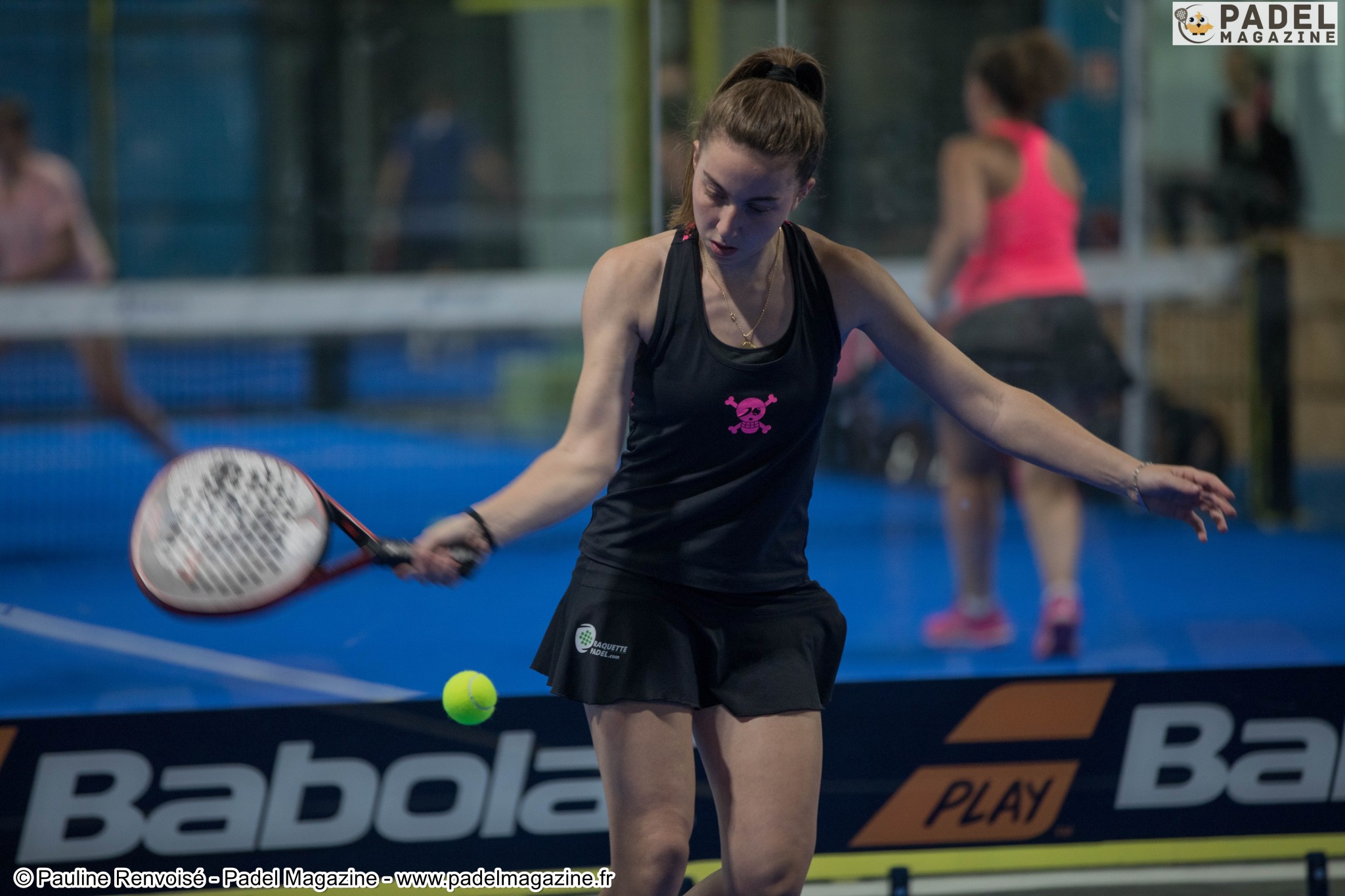 Can we serve above the waist at padel ?