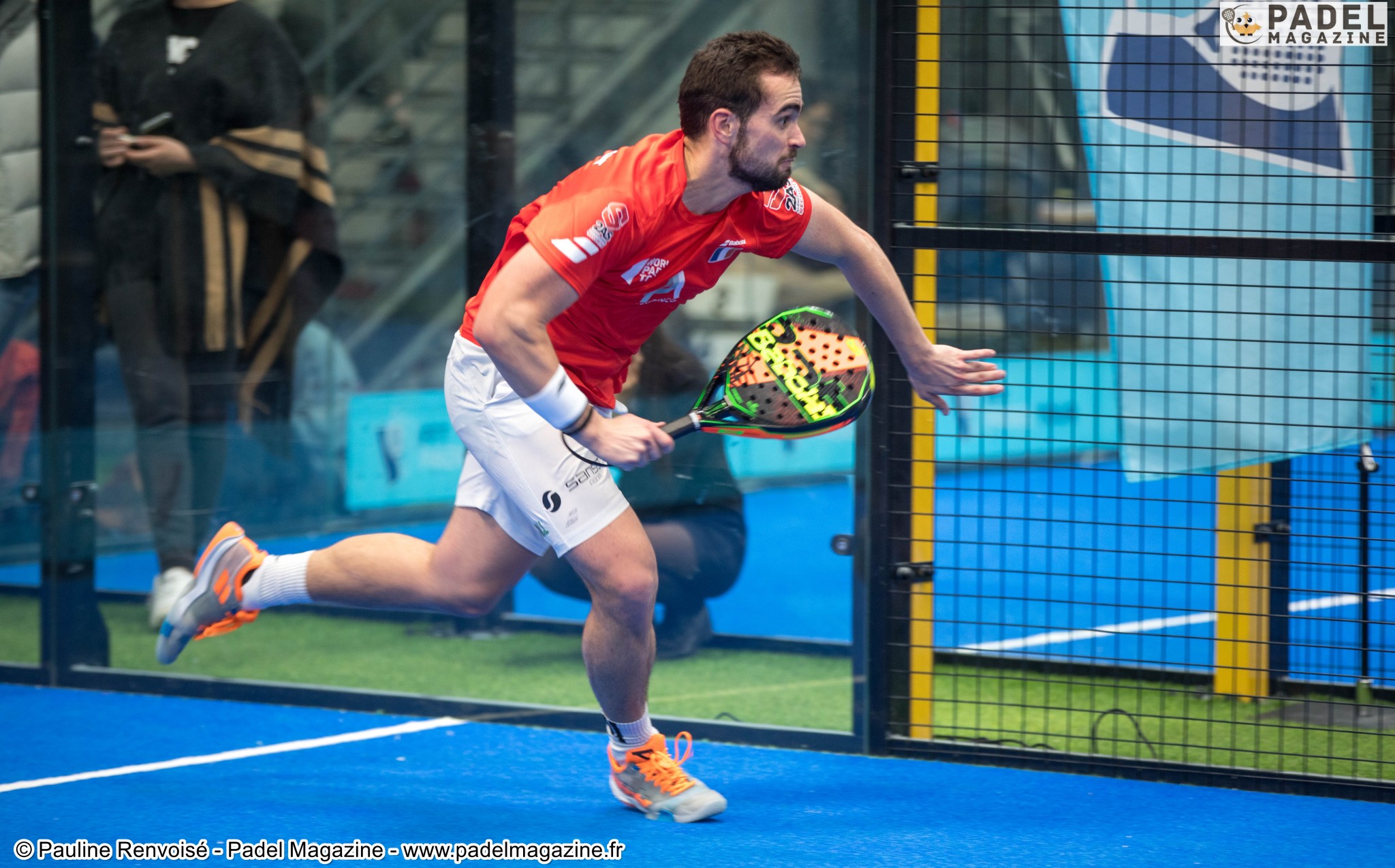 A player of padel runs an average of 2,39 km / h