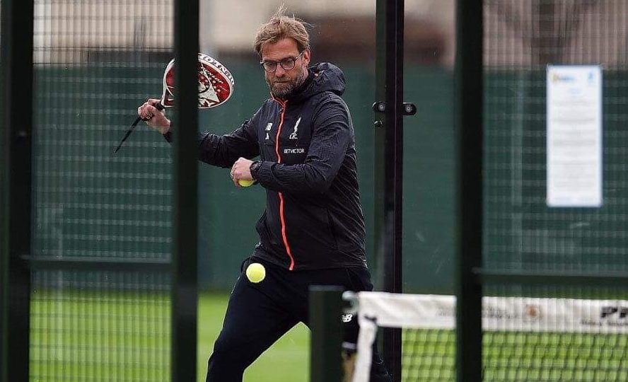 Jürgen Klopp em padel antes de uma partida de futebol