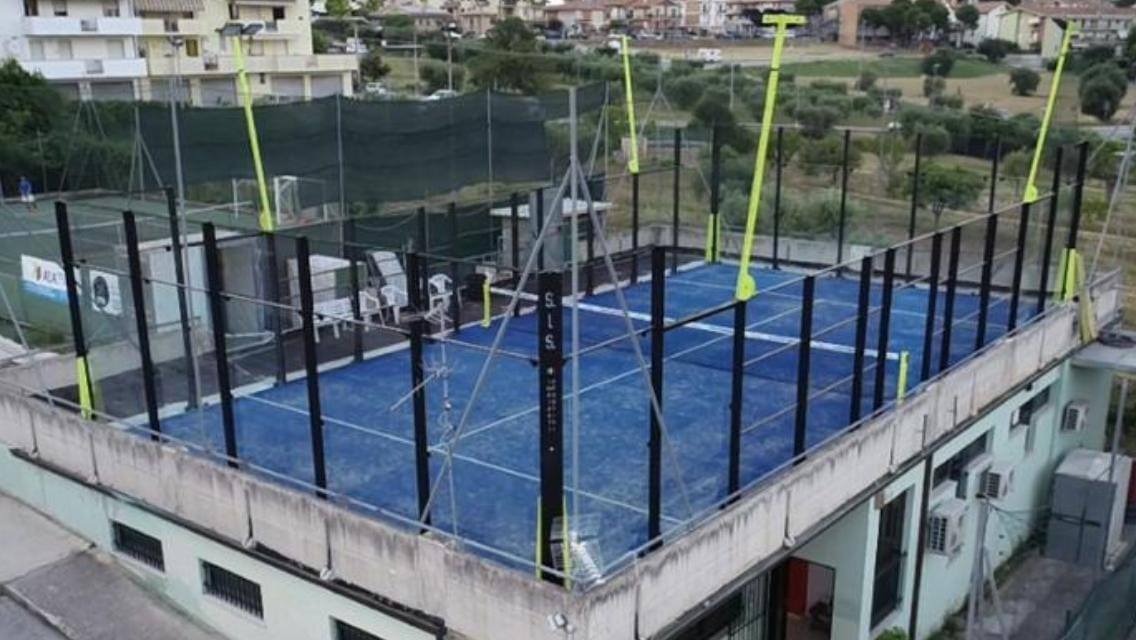 Un padel on the roof of a supermarket!