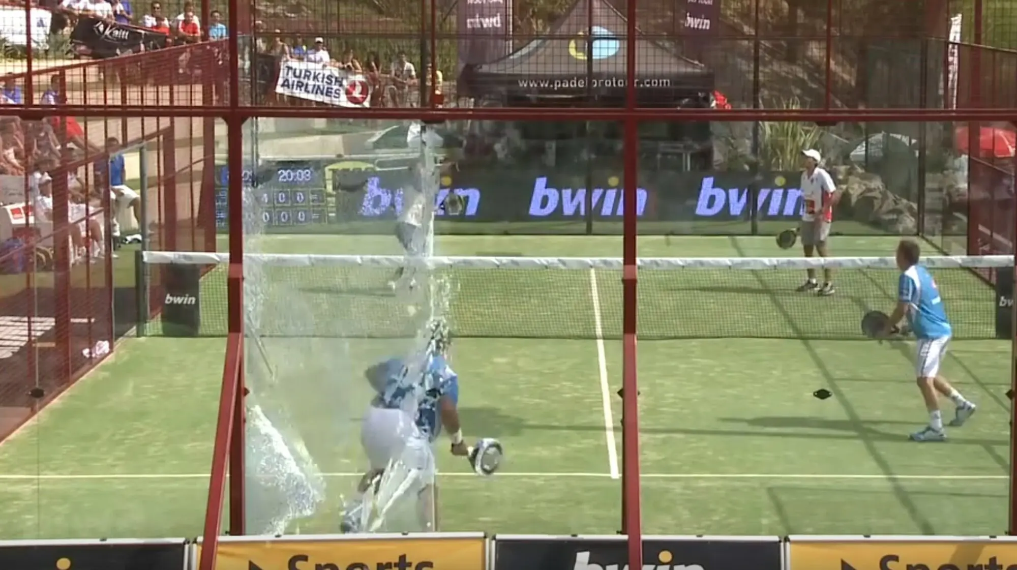 Surprenant – Silingo brise la vitre du terrain