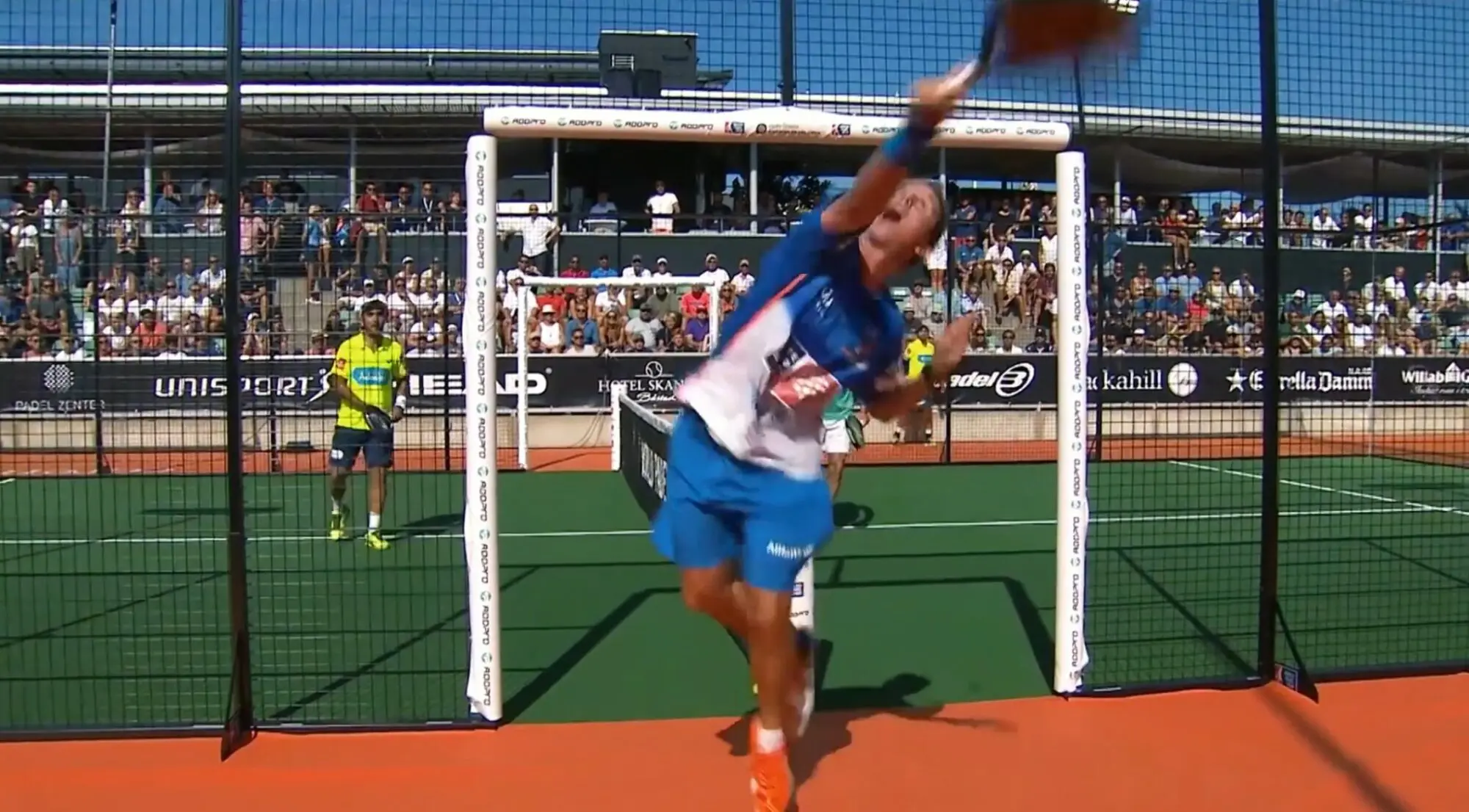 Jouer au padel à l’extérieur du terrain