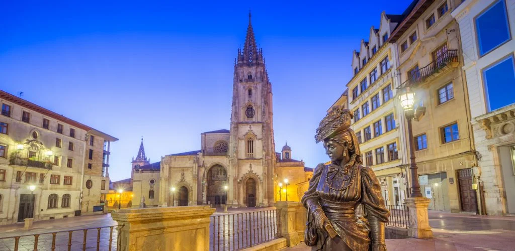 Cathédrale Oviedo|intérieur palais des sports Ventanielles Oviedo|Palais des sports ventanielles oviedo