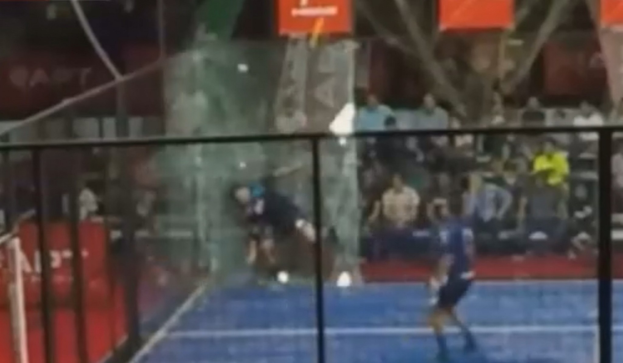 The glass explodes at the American Padel Tour