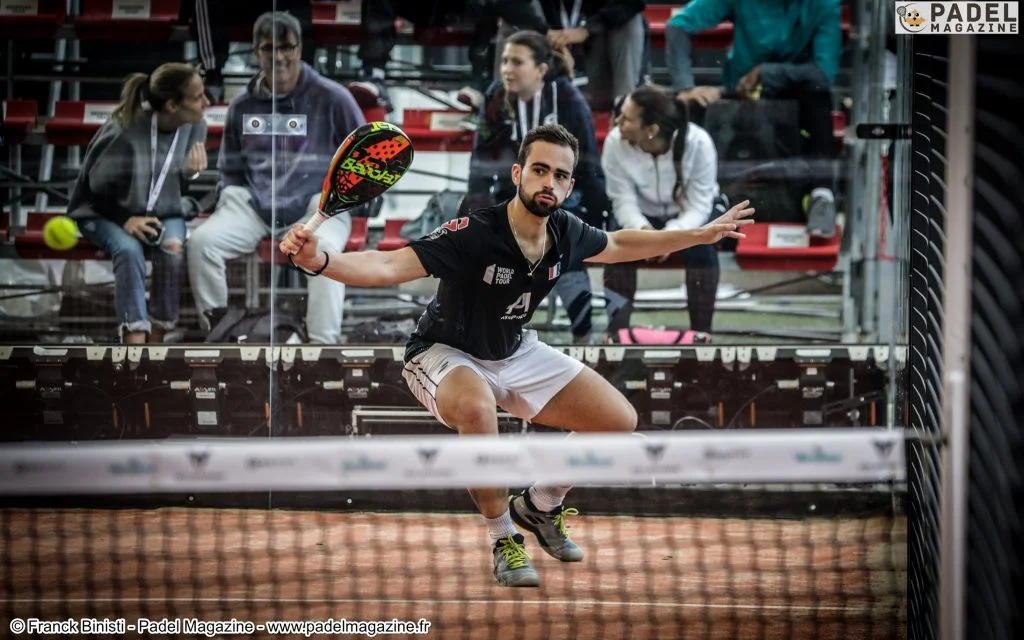 Tutoriel padel : le retour de service de revers