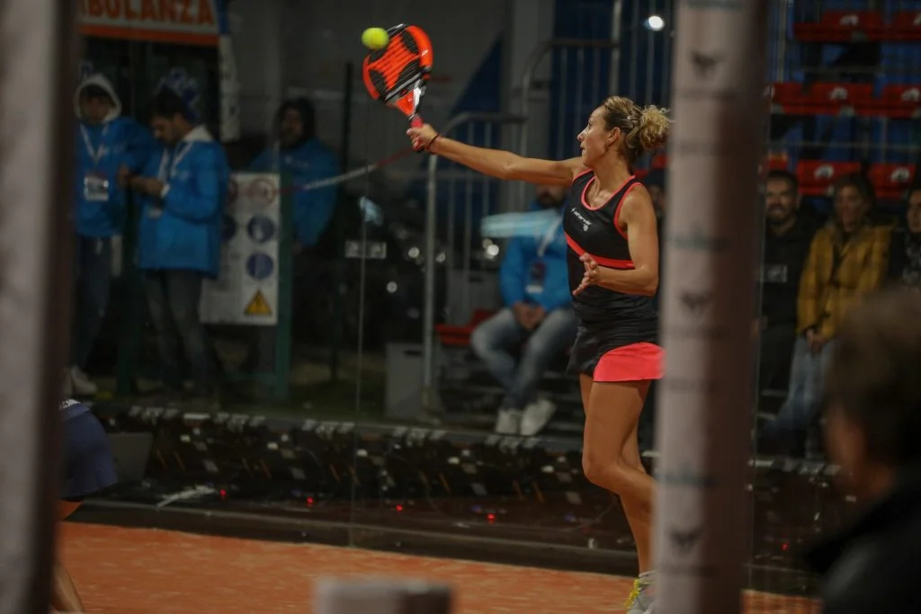 4-zones-de-lésions | Padel Magazine 4 zones de lésions|bosu|élastique coude et épaule|la chaise|saut bosu|travail avec élastique coude et épaule