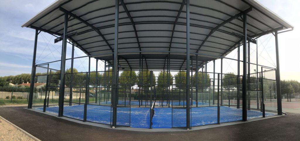 The grounds of padel semi-covered: Good but be careful!