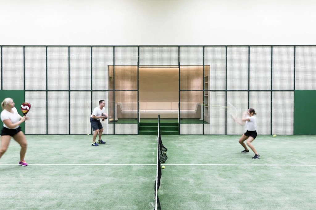 Le court de padel indoor du Superyacht Aviva – AHURISSANT !