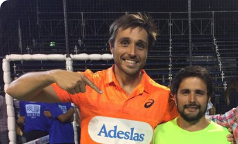 Un jugador profesional de padel de 1m59