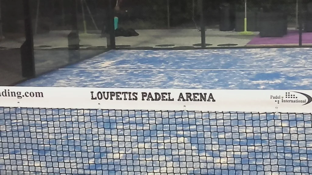 Jouer au padel chez le voisin, possible ?