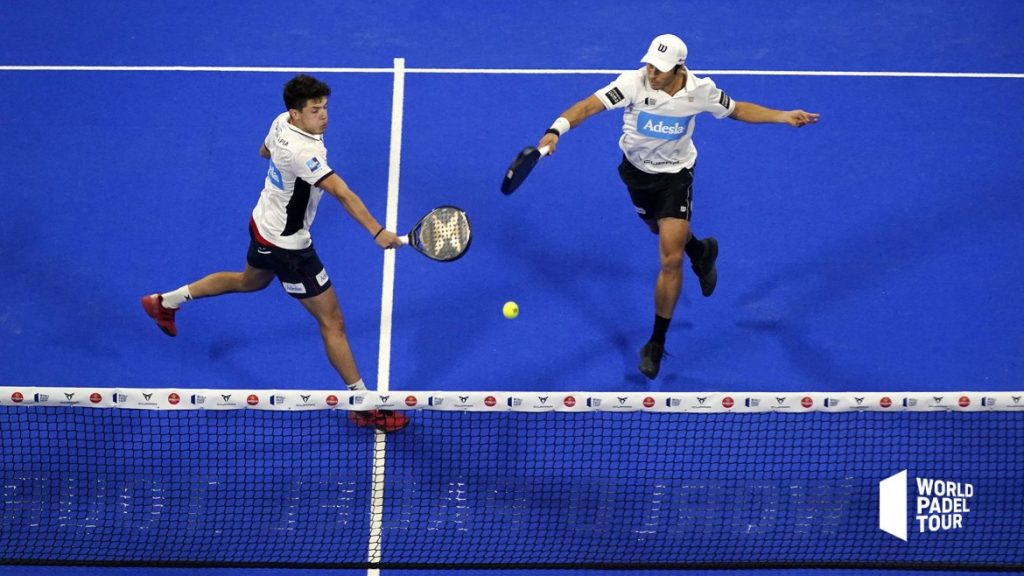 Fernando Belasteguin returns to the left Tapia to the right