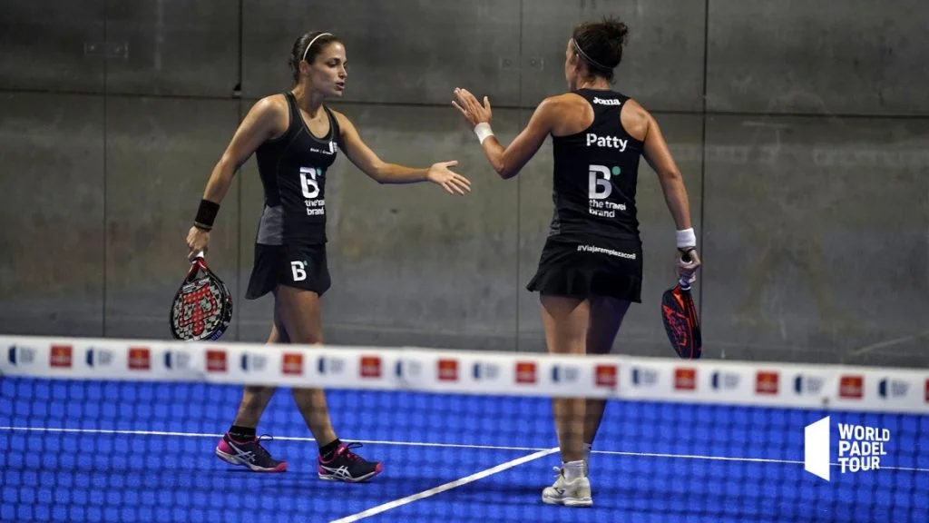 Patty llaguno eli amatriain tape dans la main