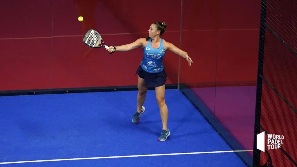 Laura Clergue coup droit après vitre world padel tour | Padel Magazine Laura Clergue coup droit après vitre world padel tour