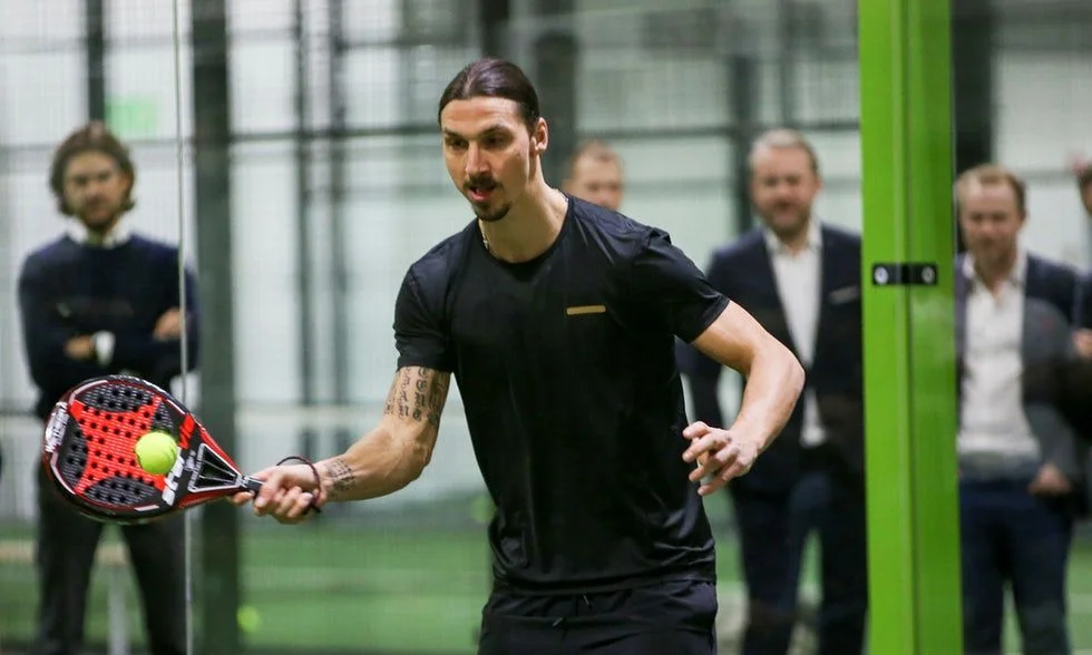 Zlatan Ibrahimovic扮演 padel 球拍