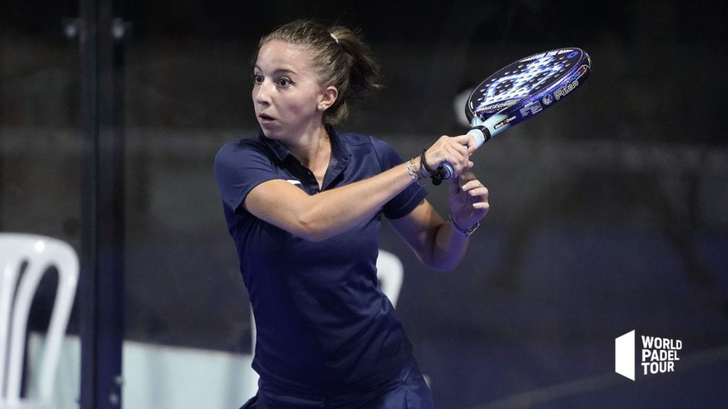 Fim do gesto de forehand de FIona Ligi world padel tour