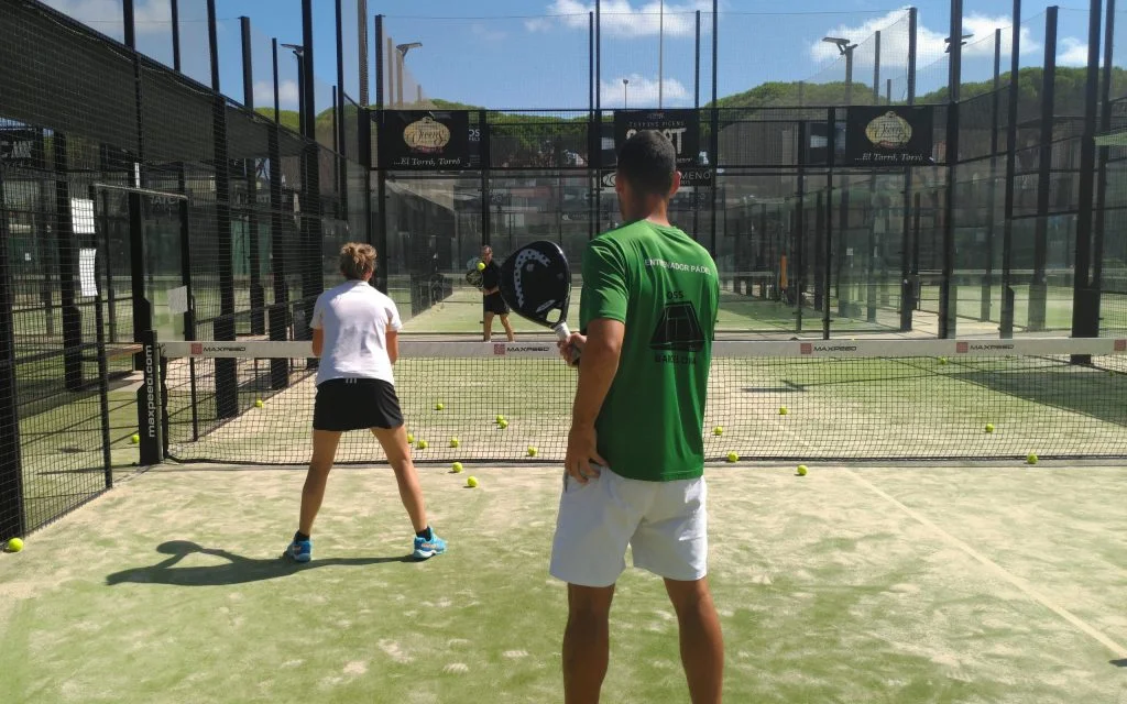 Pourquoi le padel se joue différemment en Espagne ?