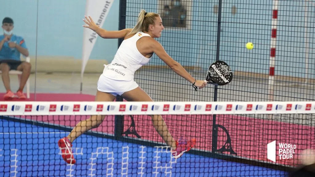 Victoria Iglesias volée de revers | Padel Magazine Victoria Iglesias volée de revers