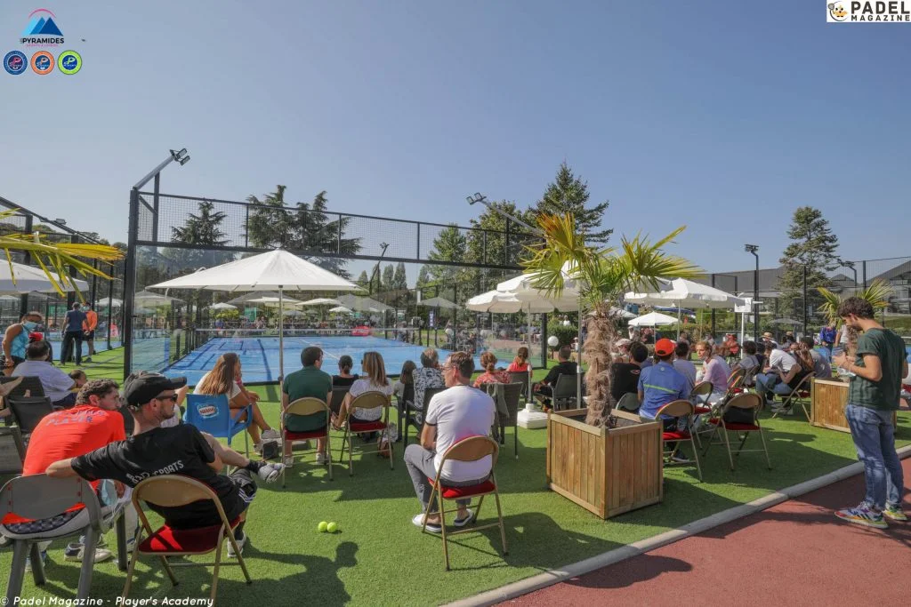 public-terrain-de-padel-bleu-P2000-Pyramides-scaled