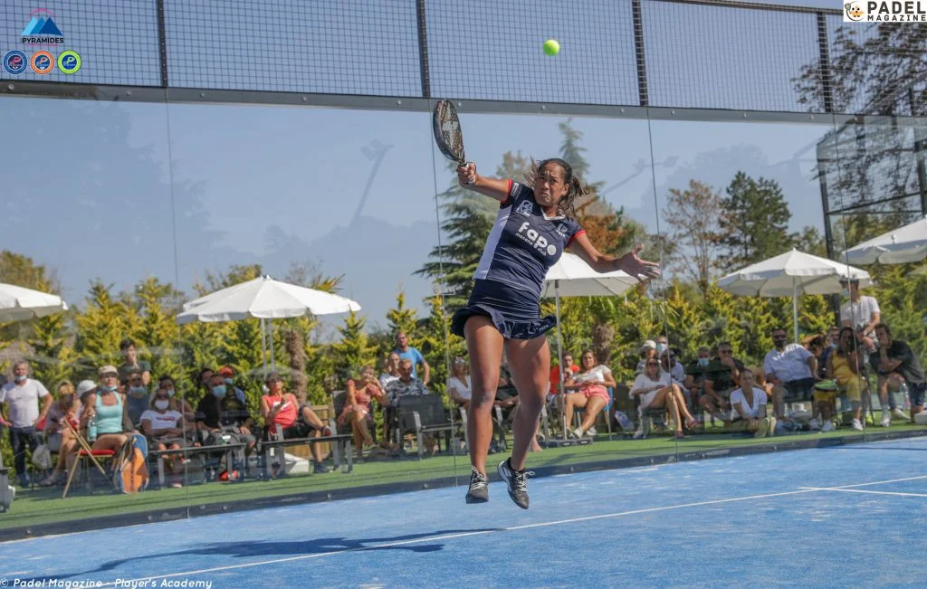 terrain padel léa godallier saut bandeja | Padel Magazine terrain padel léa godallier saut bandeja