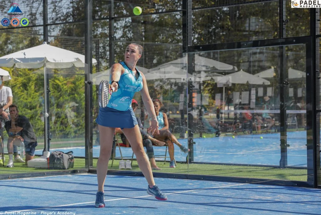 volée coup droit laura clergue P2000 Pyramides | Padel Magazine