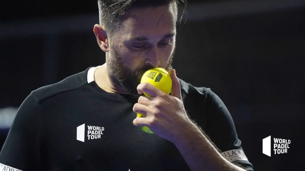 Mati Diaz embrasse balle de padel