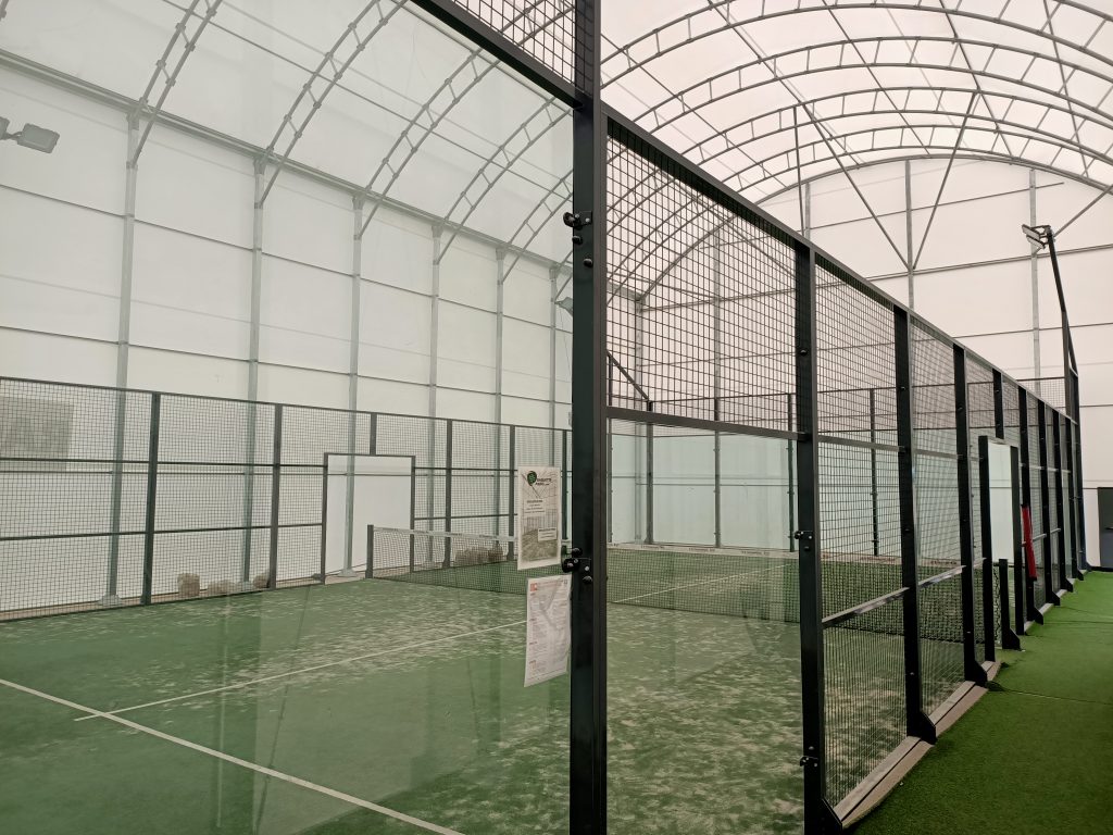 sklep z rakietami śnieżnymi pod zadaszeniem padel