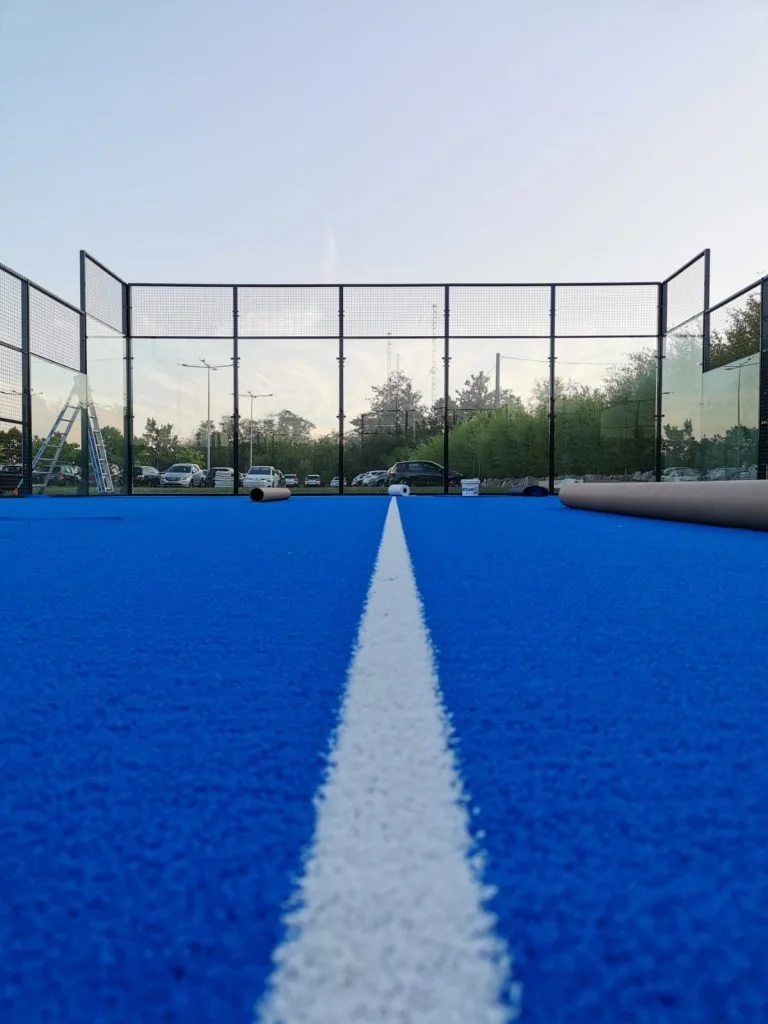 construction terrain de padel moquette bleue étincelle