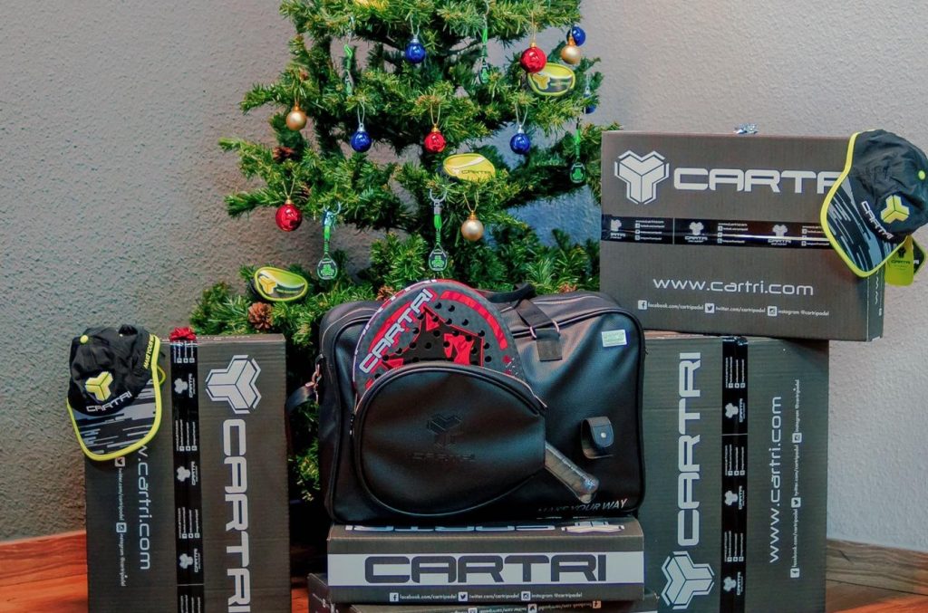 Pour Noël, Cartri offre des cadeaux dans un tirage au sort. N'oubliez pas de vous inscrire pour tenter de gagner la toute nouvelle raquette Wolf ainsi que des sacs en édition limitée !