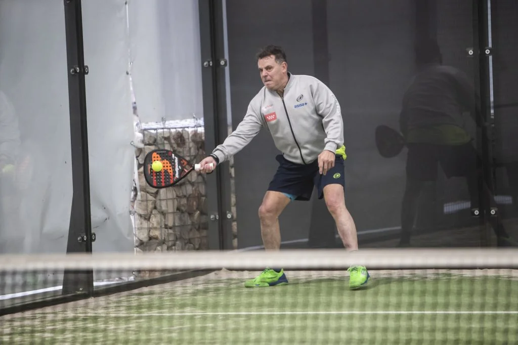 Derbi-Kia-Bullpadel-2020-coup-droit-vitre-latérale-scaled
