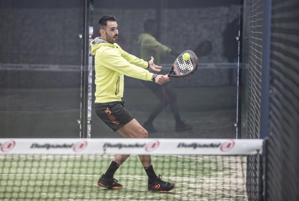 Derbi Kia-Bullpadel 2020-volée revers | Padel Magazine