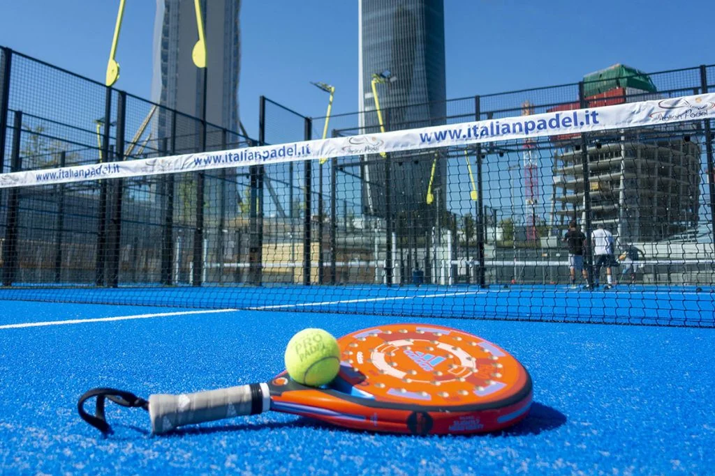 padel lombardie raquette balle sur court ensoleillé