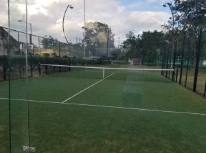 terrain de padel gazon