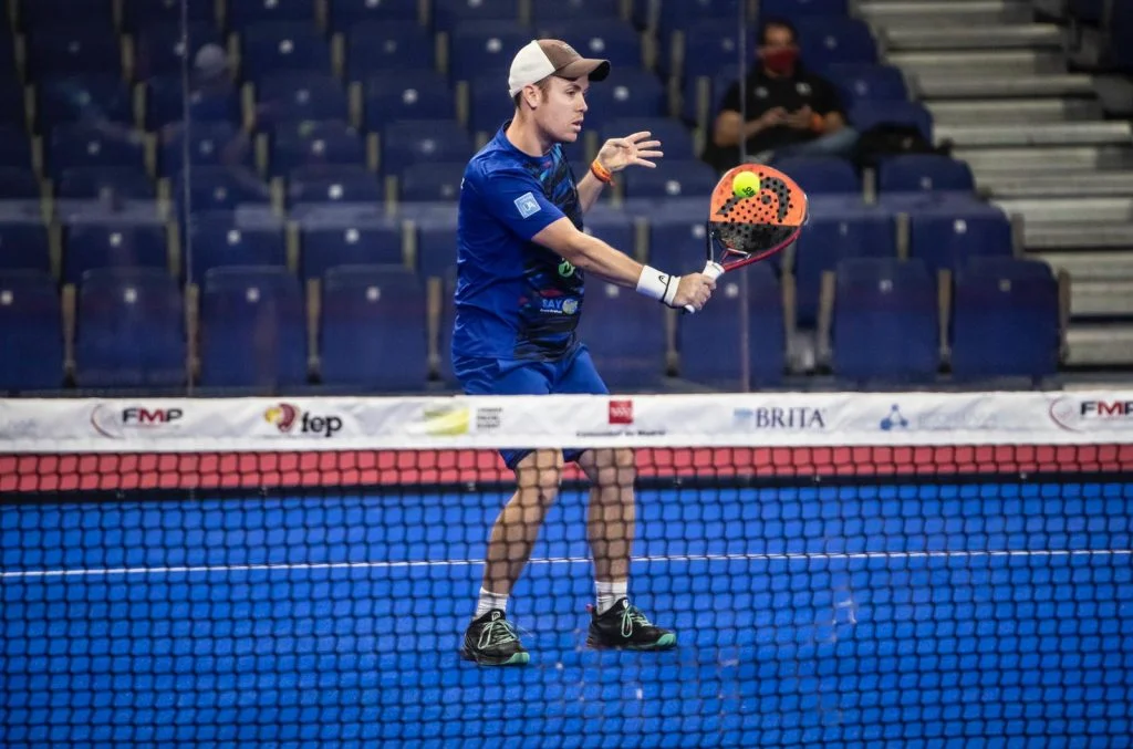 Head poursuit en tant que balle officielle de la FEP