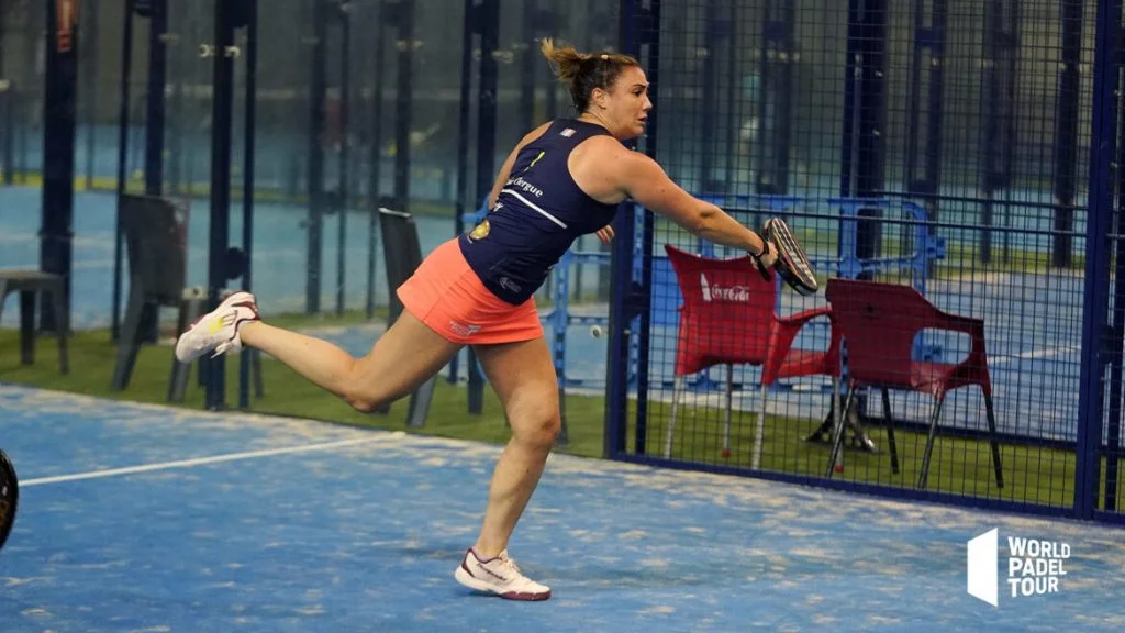 Laura Clergue smash en avançant | Padel Magazine Laura Clergue smash en avançant
