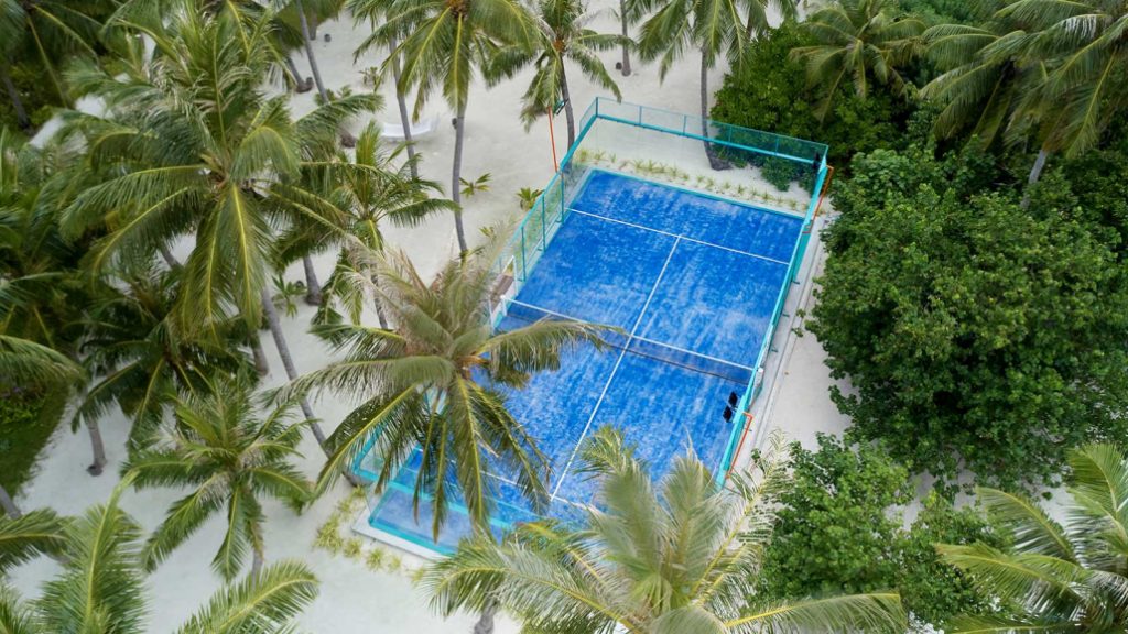 Terrain Padel bleu vu du ciel Maldives Hôtel Kudadoo