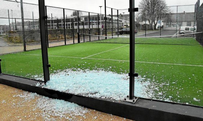 Terrain de padel vandalisé à Douarnenez !