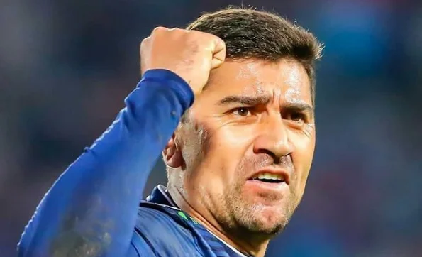 David Pizarro footballeur poing serré | Padel Magazine David Pizarro footballeur poing serré