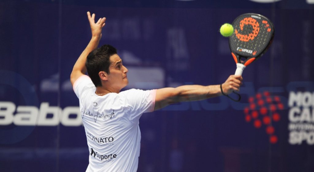 Julio Julianoti apto padel volta de voleio de backhand