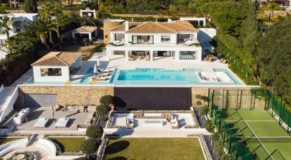 Villa + short of padel for sale in Marbella: interested?