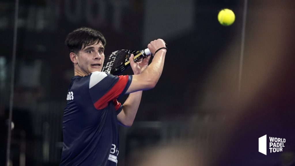 Javi Leal korkea volley backhand wpt madrid 2021