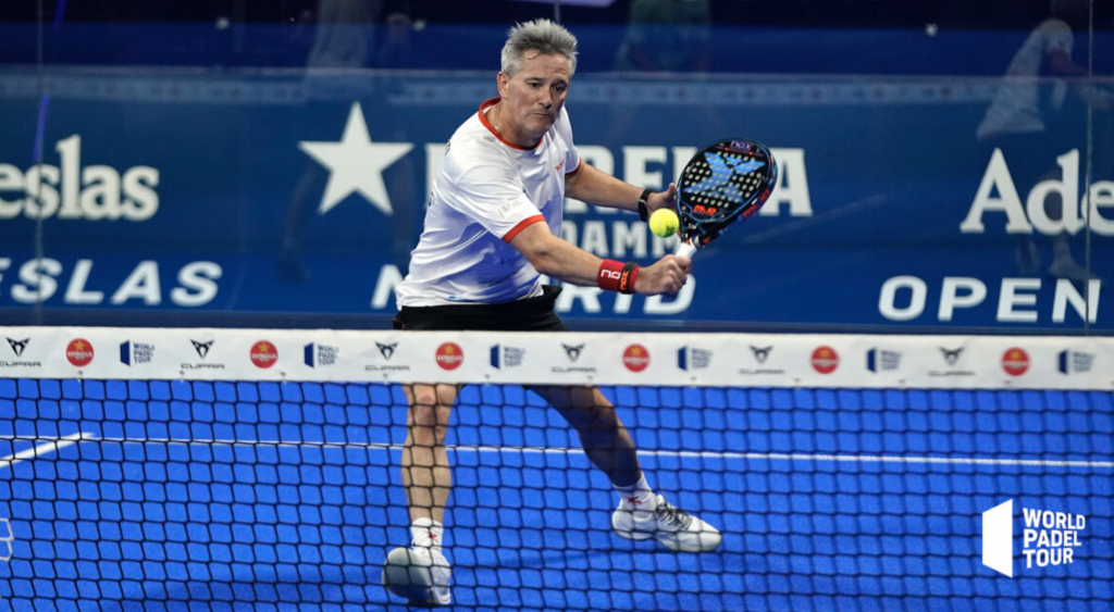 Padel Retro - Miguel Lamperti con lentes para sol, en el momento justo del  armado de una volea de revés (temporada 2013).